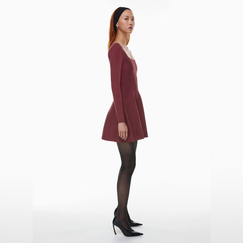 Babaton Dresses - Sculpt Knit Applause burgundy Dress
Longsleeve knit mini dress